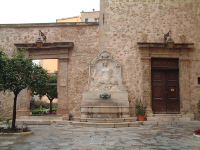 Fontaine - cour de la Mairie